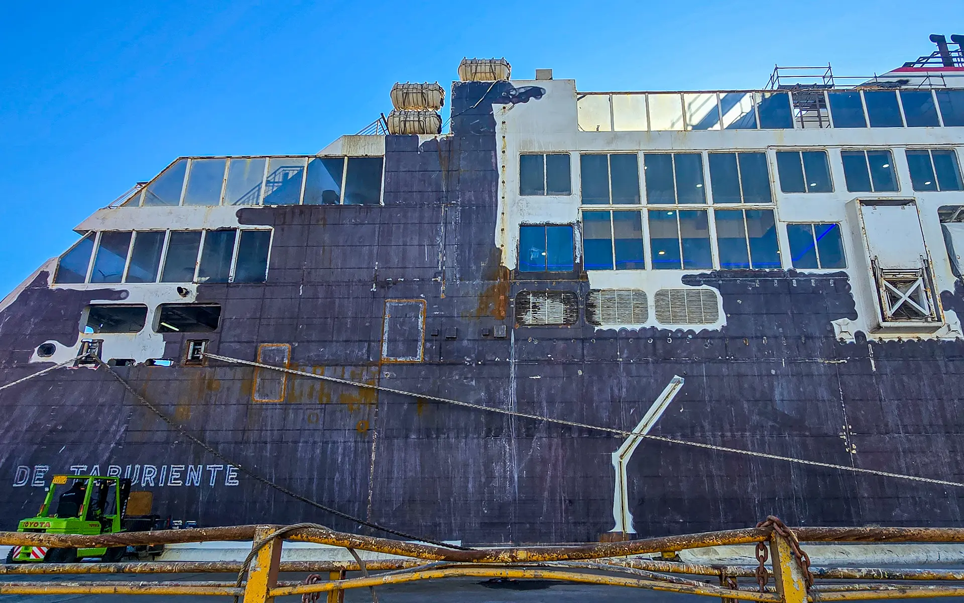 Maintenance and painting on the ship Contship Luv 13