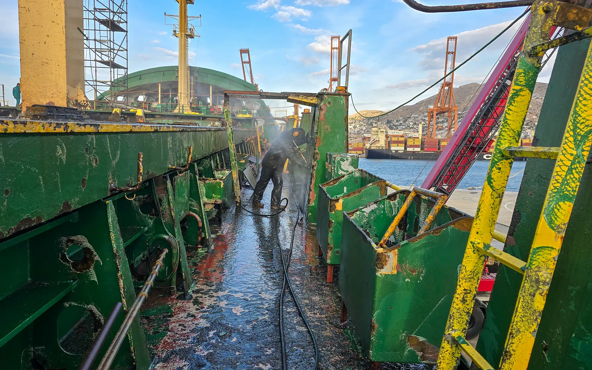 Maintenance and painting on the ship Contship Luv 4