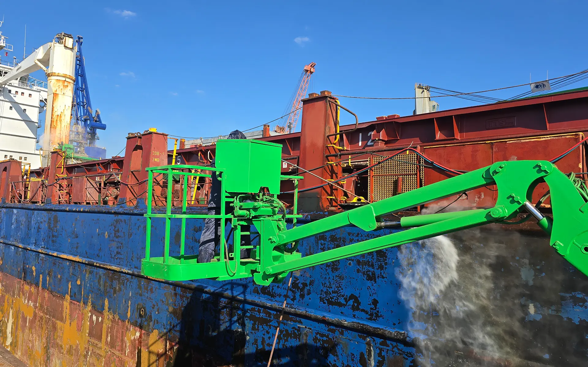 Maintenance and painting on the ship Contship Luv 7