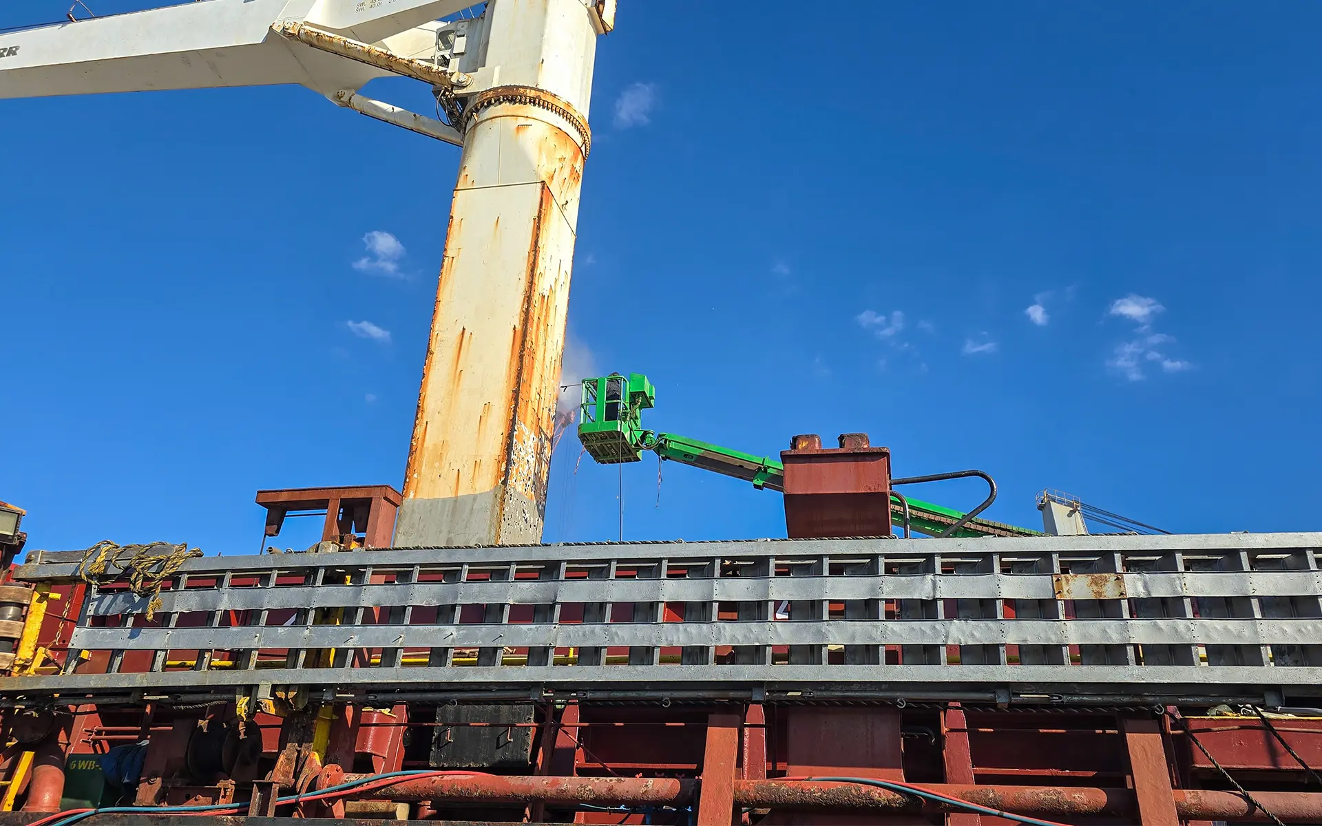 Maintenance and painting on the ship Contship Luv 8