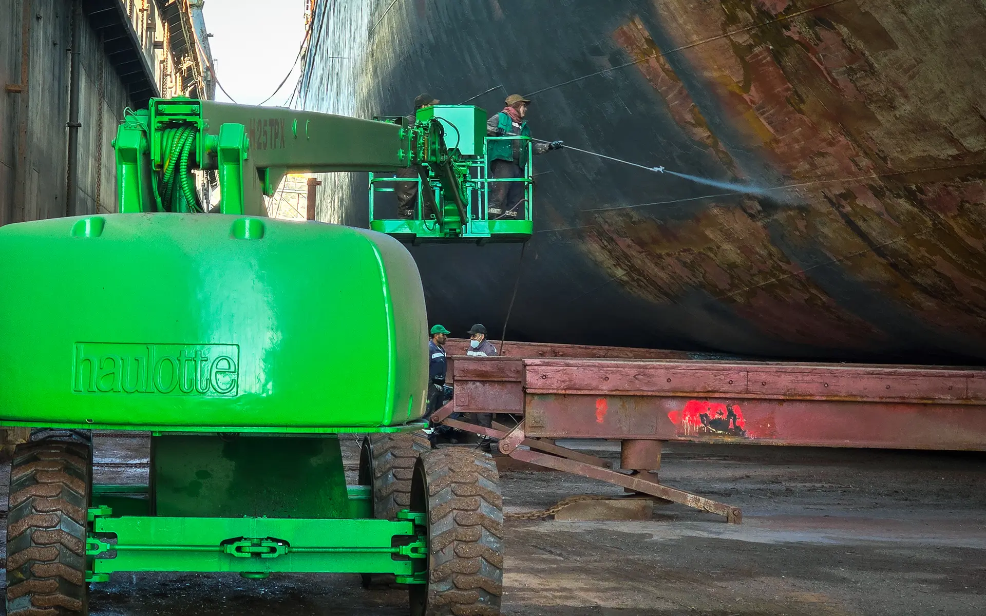 Maintenance and painting on the ship Contship Luv 9