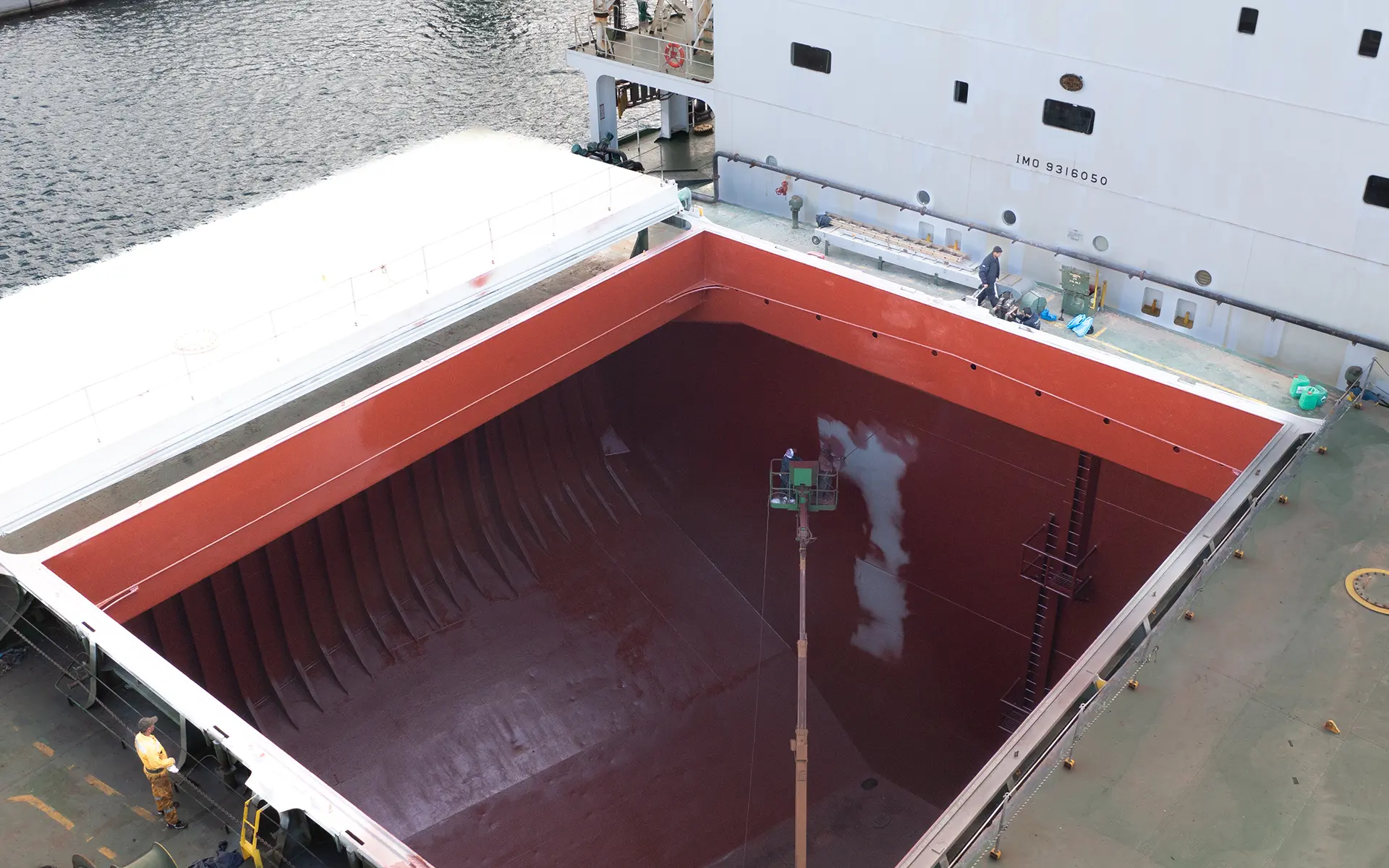 Maintenance and painting on the ship Laskaro S. 5